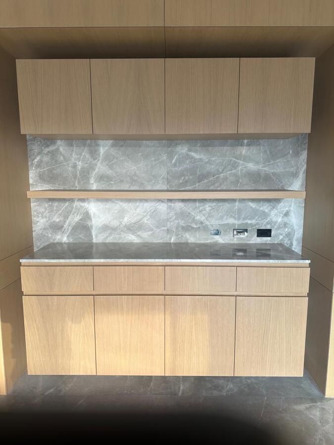 Diseño personalizado en madera y mármol: elegancia funcional para interiores