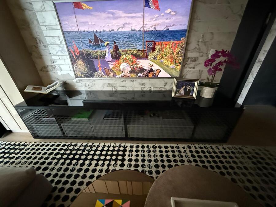 Mueble bajo en acabado negro brillante: elegancia y funcionalidad en armonía