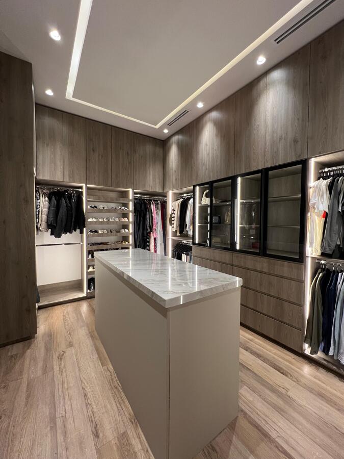 WALK IN CLOSET