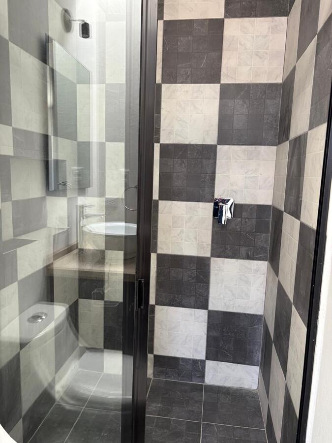 Baño contemporáneo con patrón geométrico