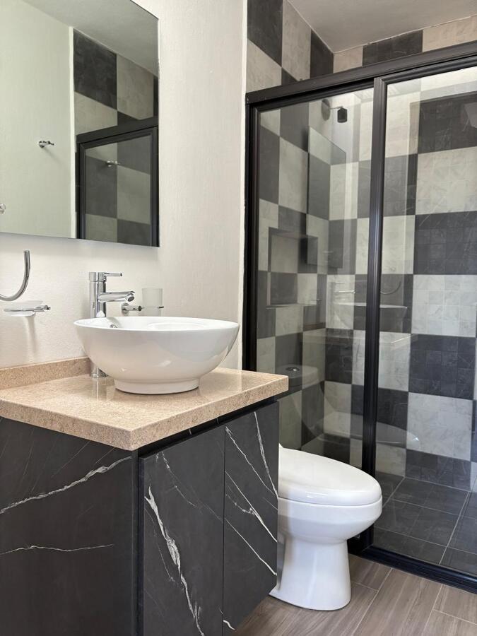 Baño contemporáneo con contraste de materiales