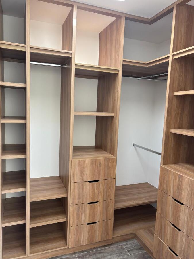 Vestidor moderno con equilibrio y funcionalidad