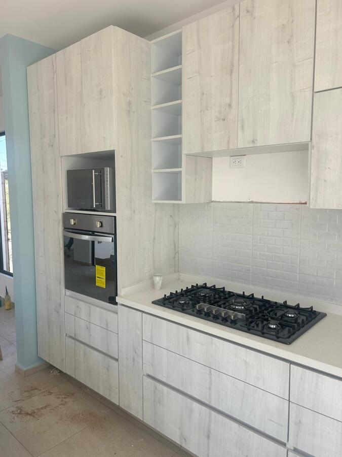 Cocina equipada con diseño eficiente y elegante