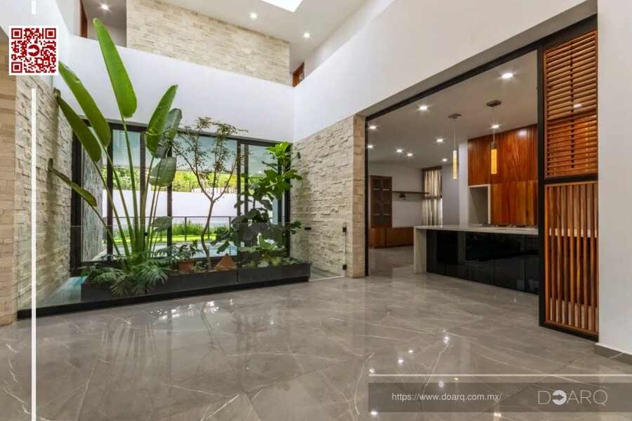 Espacio de doble altura con jardín interior