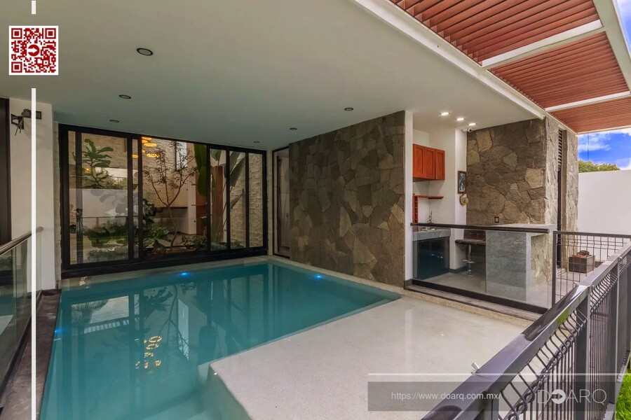 Área de alberca con diseño moderno