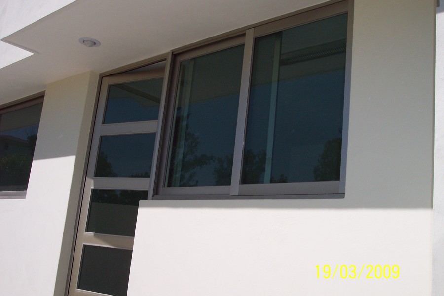 PUERTA Y VENTANA EN ALUMINIO