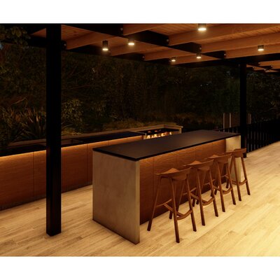 Diseño de barra y comedor exterior en terraza residencial