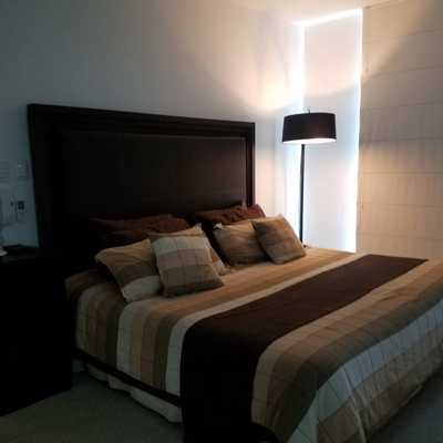 Cortinas, iluminación y piso