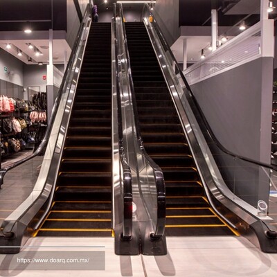 Escaleras Eléctricas en Tienda Deportiva