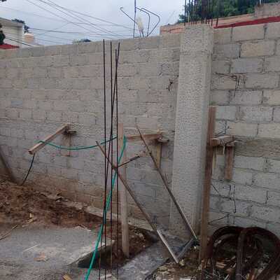Colado de columna de carga de concreto armado