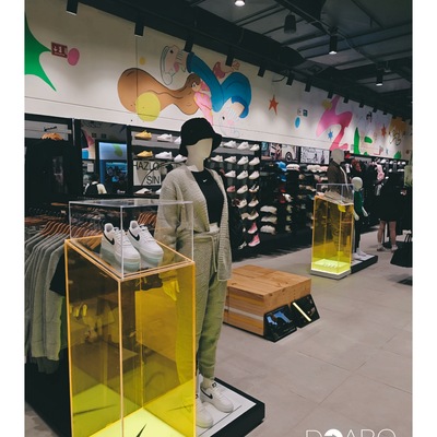 Interior de tienda deportiva con diseño contemporáneo