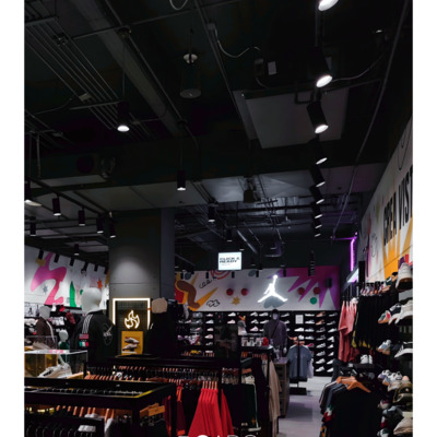 Tienda deportiva con estilo urbano contemporáneo