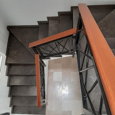 Escalera interior de diseño con carácter y precisión