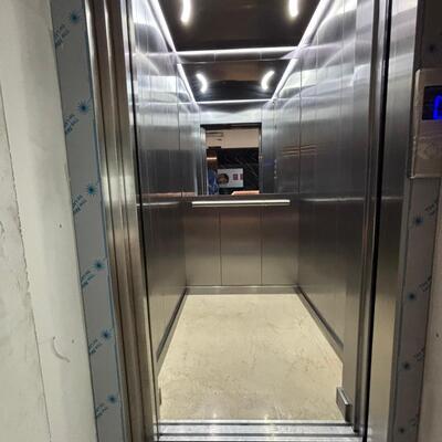 Elevador Cabina Cerrada Comercial