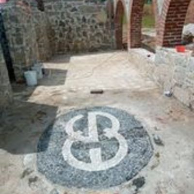 PISO DE CONCRETO CON LETRAS Y LAJA