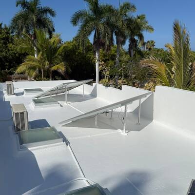Azotea blanca con paneles solares