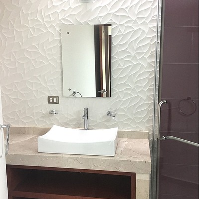 Baño moderno con acento texturizado