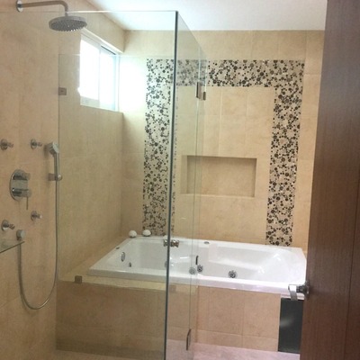 Baño contemporáneo con área de ducha y tina