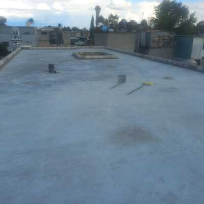 Loza maciza con pretil y chaflan