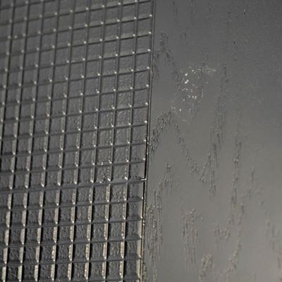 Detalle de ruteado en puerta