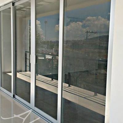 Cancel de vidrio y aluminio