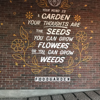 Pared de Ladrillo con Lema