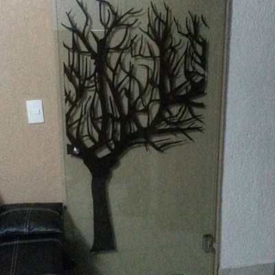 puerta con arbol