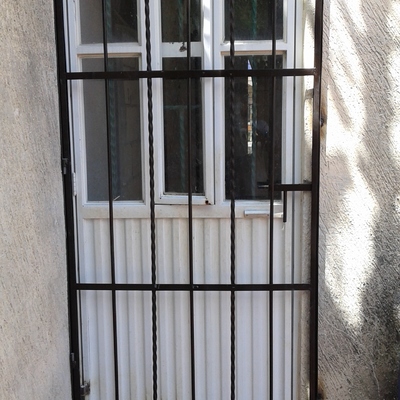 reja sencilla de puerta