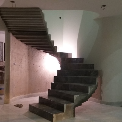 Escalera con costillas visibles