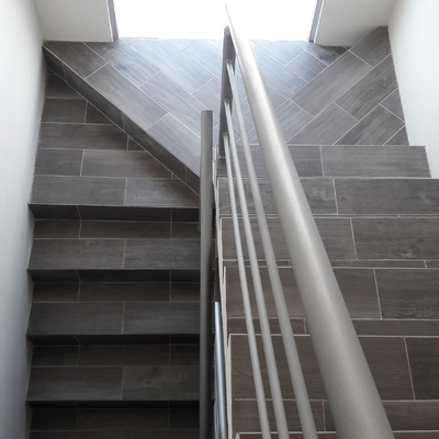 instalacion de lozeta en escaleras de tres pisos