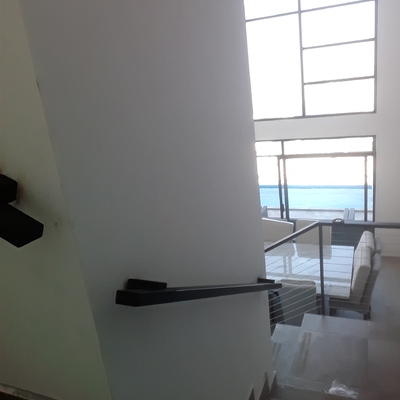 Pasamanos de escalera a la pared