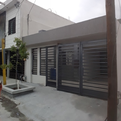 Portón abatible contemporáneo