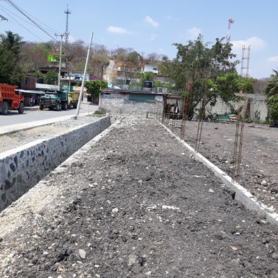 Muro de block y canal de mamposteria