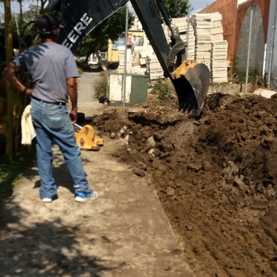 Excavacion de terreno para preparación de cimentación.