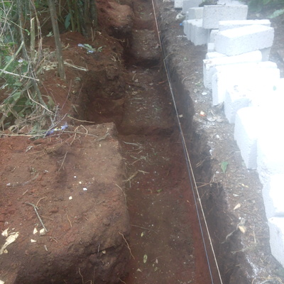 Excavacion para cimentacion de barda perimetral.