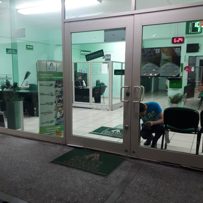 Cambio de bisagra y mantenimiento a puerta