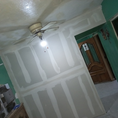 División de tablaroca con puerta