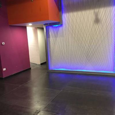 Piso de concreto negro.