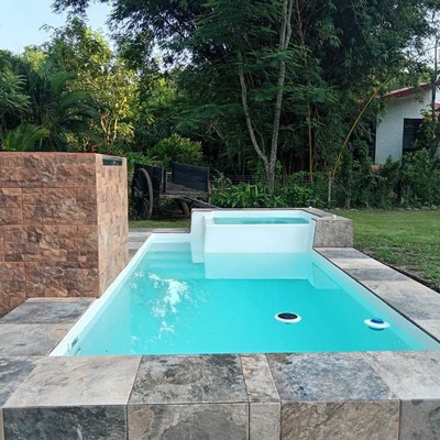 Piscina con cascada