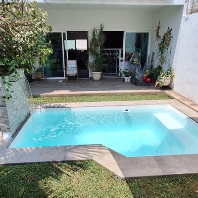 Piscina con cascada