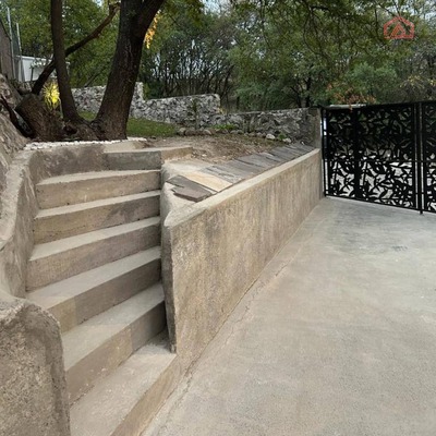 Acceso exterior integrado al entorno natural