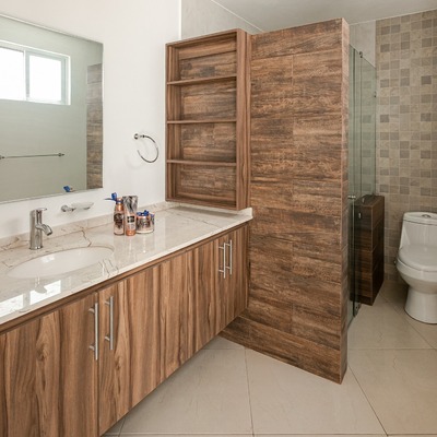 Baño moderno con diseño funcional y materiales naturales