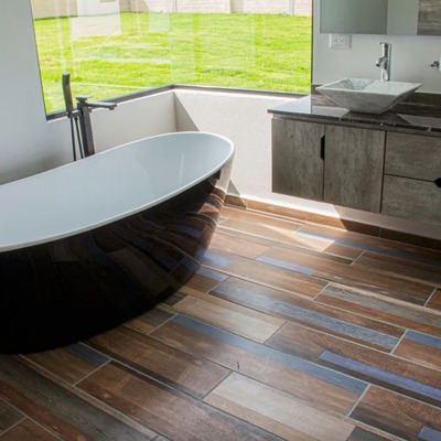 Baño moderno con vista y calidez material