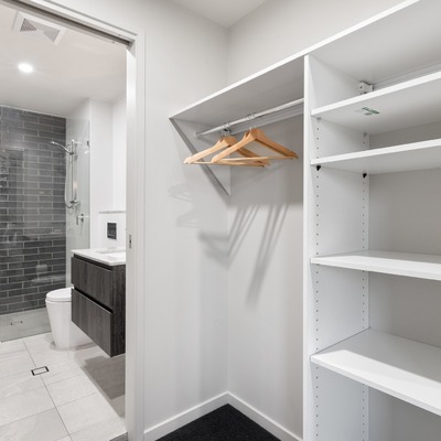 Vestidor funcional con conexión a baño