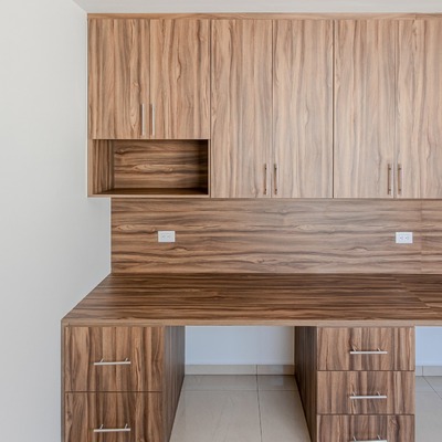 Espacio de trabajo con diseño cálido y eficiente