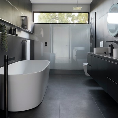 Baño moderno con elegancia minimalista