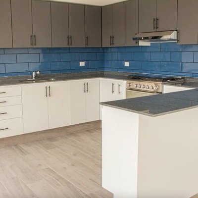 Cocina equipada con barra y gran capacidad