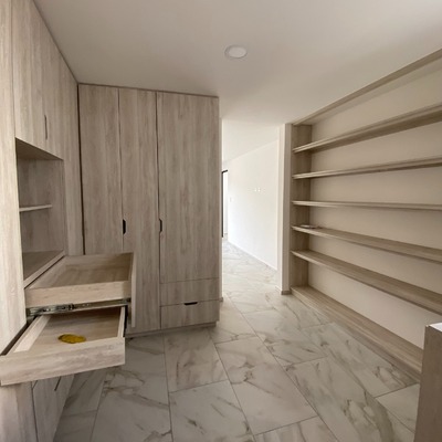 Walk-in closet con estética contemporánea