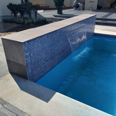 Piscina con cascada