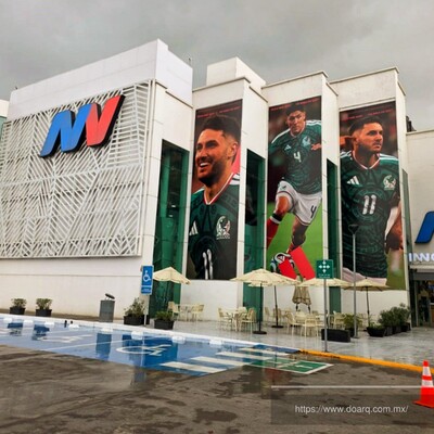 Fachada comercial con celosía y anuncios publicitarios